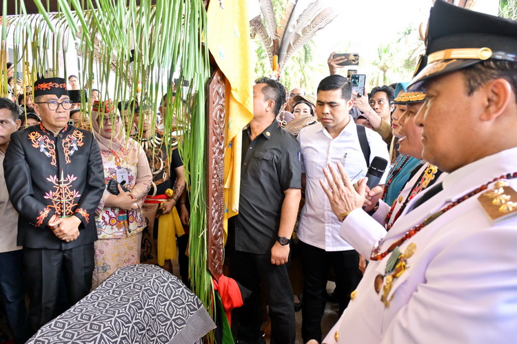 Kepala Bapperida Prov. Kalteng Leonard S. Ampung Sambut Kedatangan Gubernur  Kalteng dan Wakil Gubernur Kalteng