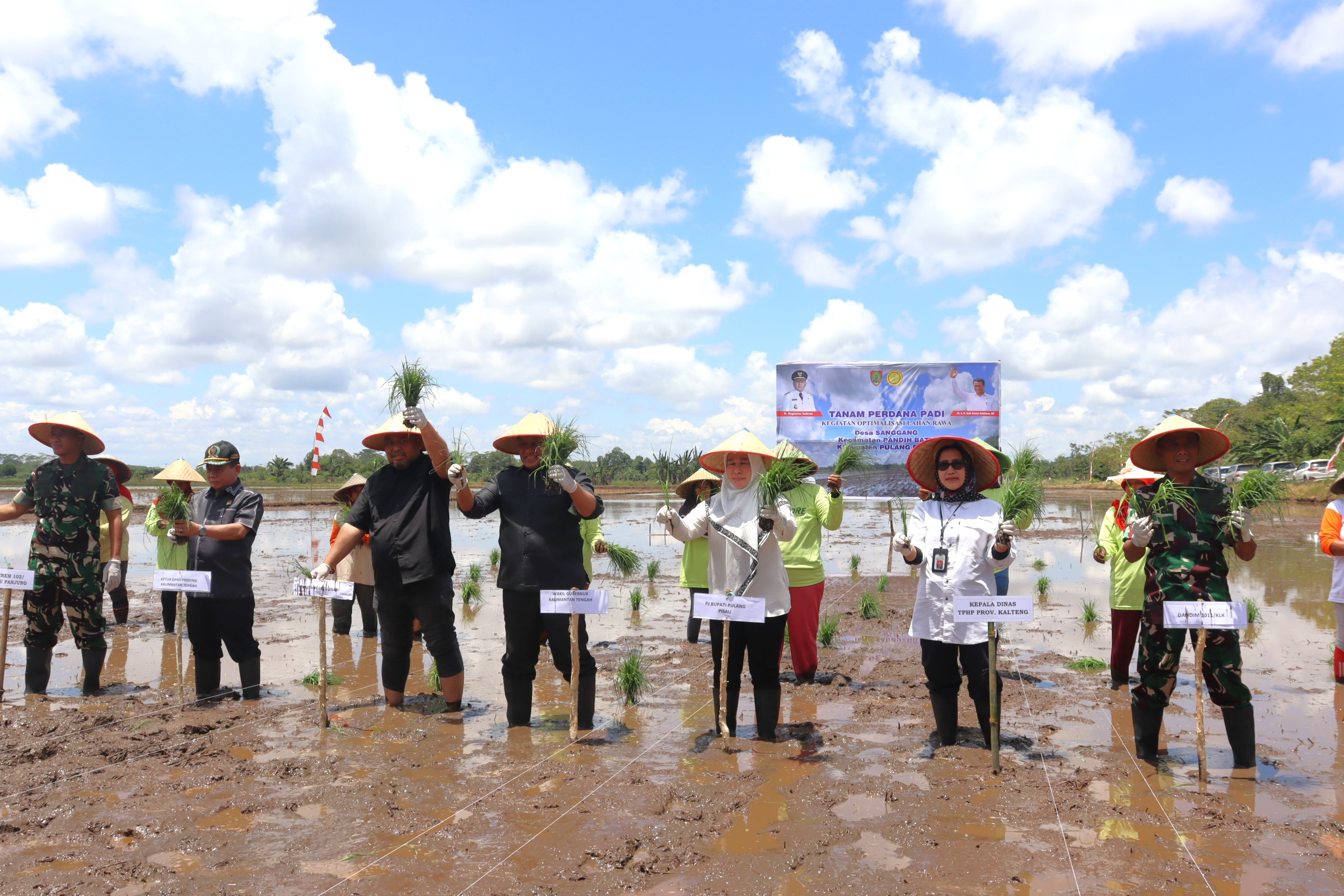 Kadis TPHP Prov. Kalteng Sunarti Hadiri Kegiatan Tanam Perdana Padi