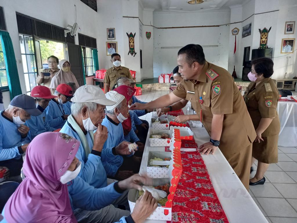 Ungkapan Syukur Atas Ulang Tahun Ke 49, Gubernur Kalteng Berbagi Berkah Di Panti Tresna Werda Sinta Rangkang