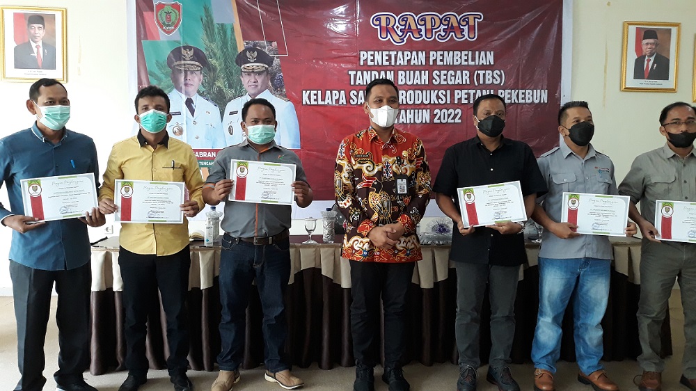 Disbun Prov. Kalteng Gelar Rapat Penetapan Harga TBS Kelapa Sawit Produksi Petani Pekebun Tahun 2022