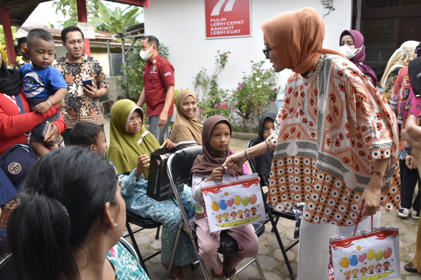 Ketua TP-PKK Prov. Kalteng Kunjungi Posyandu Usaha Bersama I Kecamatan Dusun Selatan