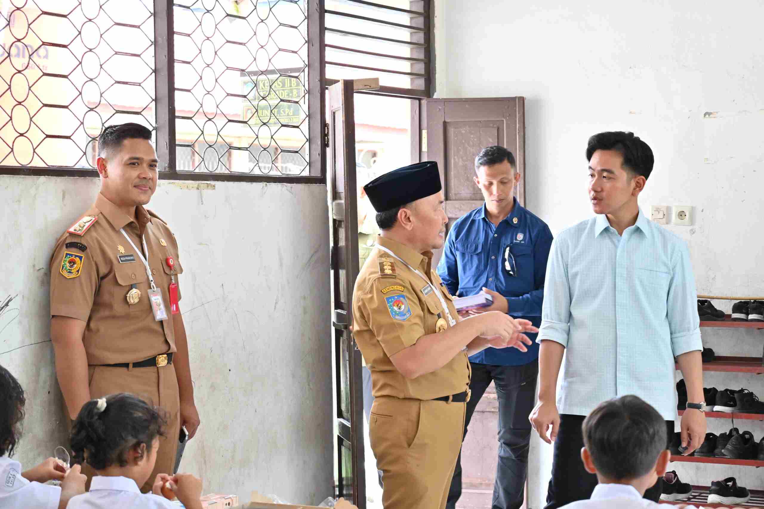 Plt. Kadisdik Kalteng Dampingi Kunjungan Wakil Presiden RI Gibran Rakabuming ke SDN 1 Langkai