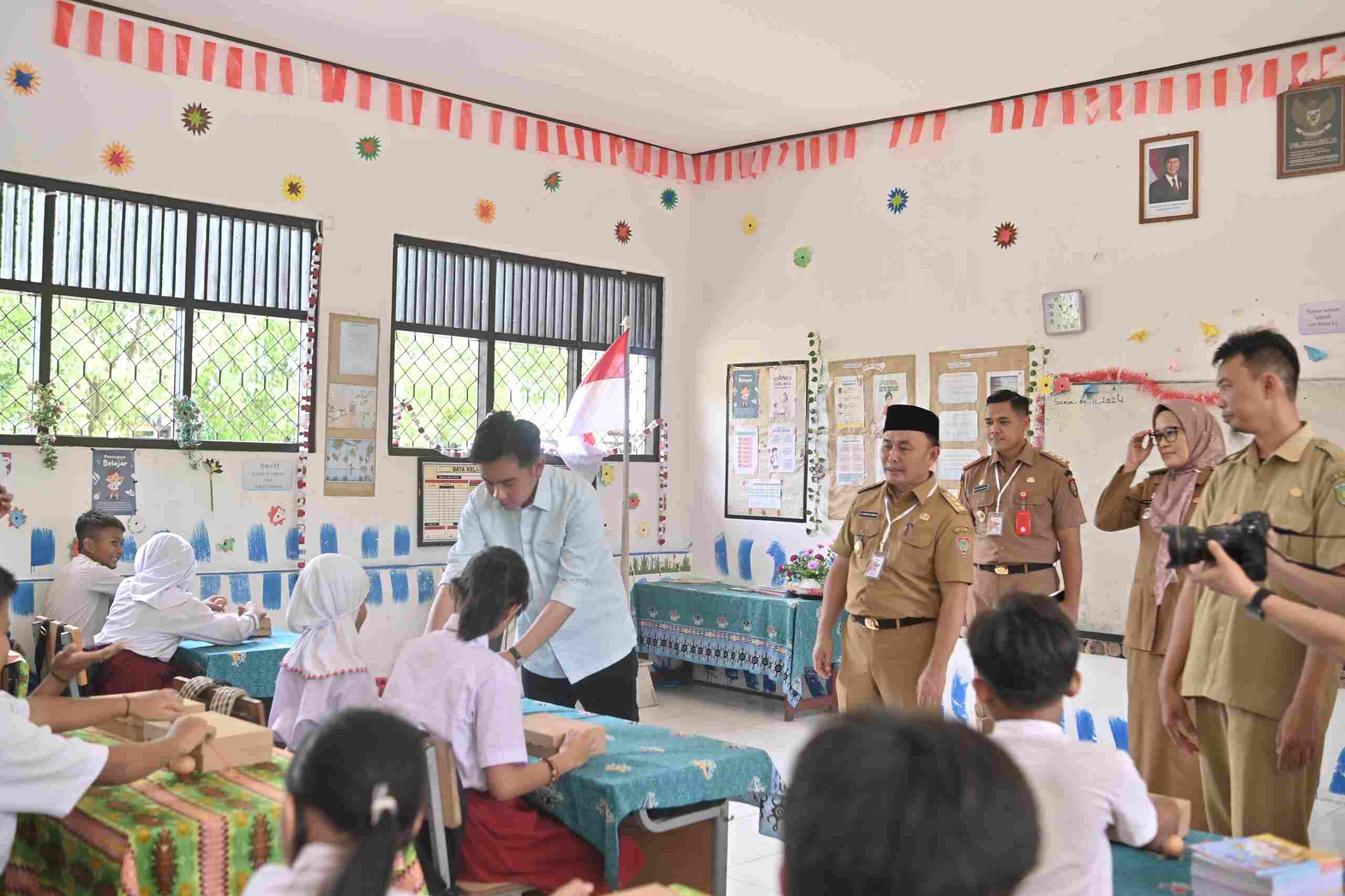 Plt. Kadisdik Kalteng Dampingi Kunjungan Wakil Presiden RI Gibran Rakabuming ke SDN 1 Langkai