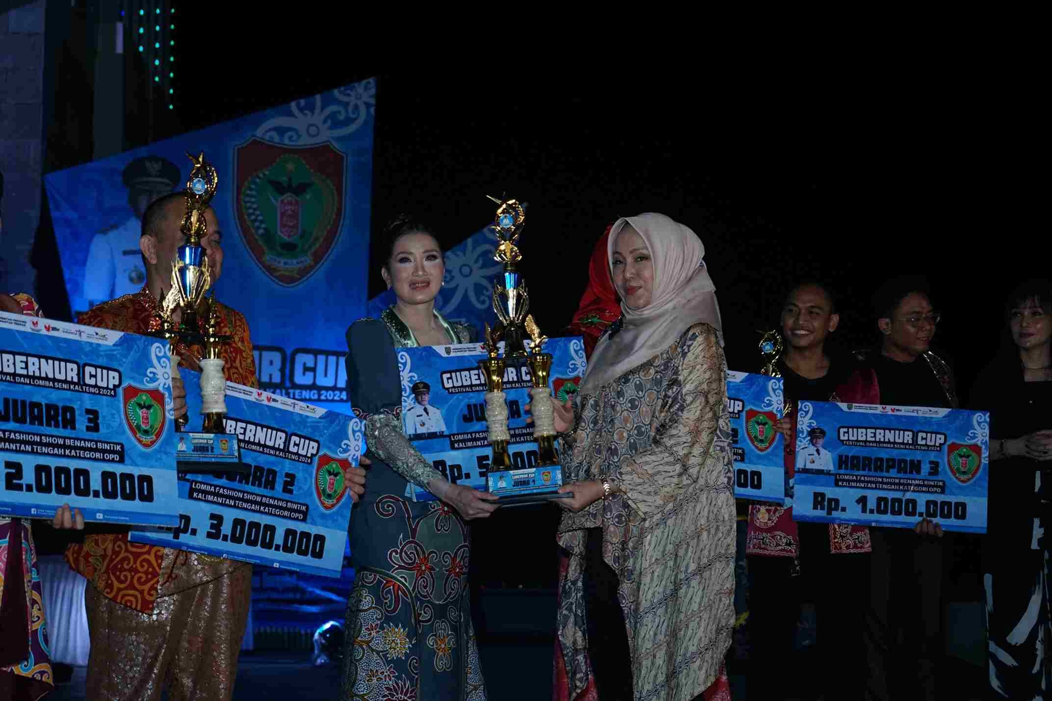 Kasi Pengaduan UPT PPA DP3APPKB Prov. Kalteng Raih Juara 1 Lomba Fashion Show Benang Bintik