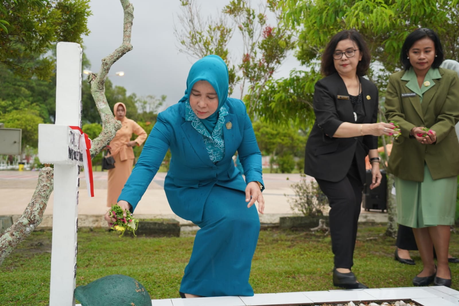 Dinas P3APPKB Laksanakan Ziarah Rombongan dan Tabur Bunga di TMP Sanaman Lampang