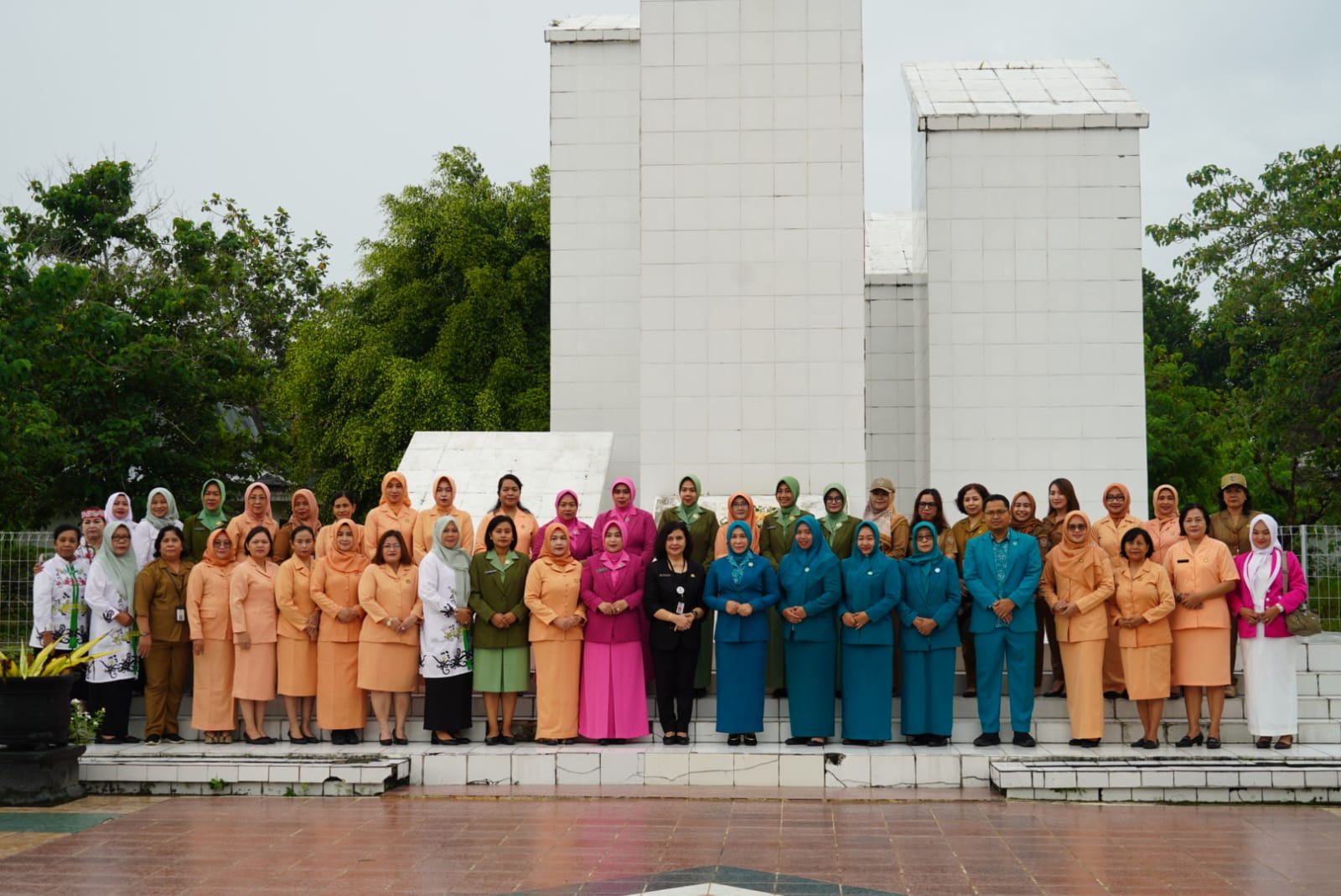 Dinas P3APPKB Laksanakan Ziarah Rombongan dan Tabur Bunga di TMP Sanaman Lampang