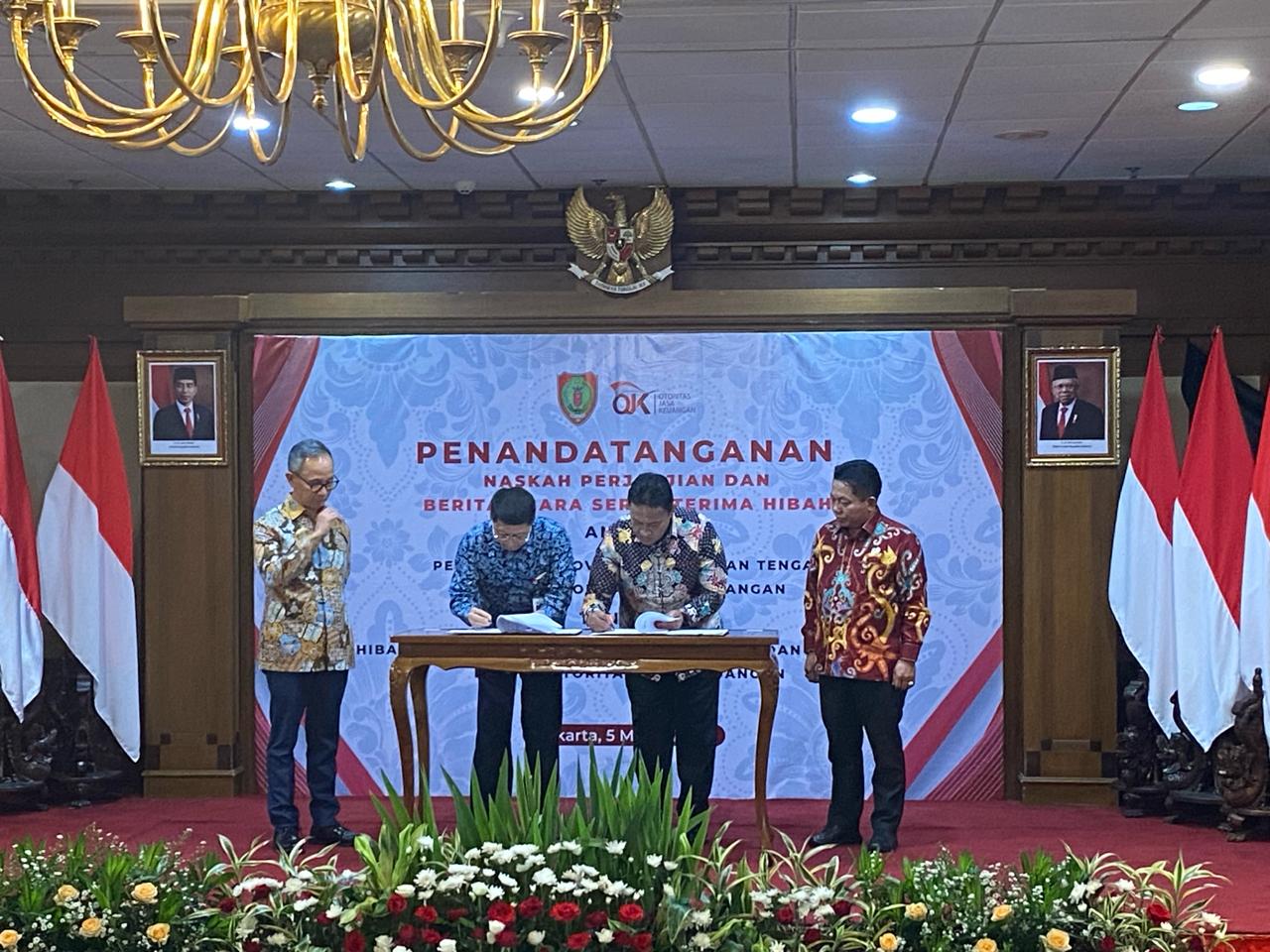 Wagub Kalteng Edy Pratowo Bersama Ketua Dewan Komisioner OJK RI Mahendra Siregar Tandatangani NPHD dan BAST Barang Milik Pemprov Kalteng Kepada OJK RI