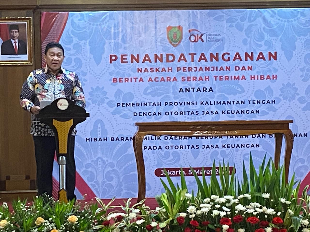 Wagub Kalteng Edy Pratowo Bersama Ketua Dewan Komisioner OJK RI Mahendra Siregar Tandatangani NPHD dan BAST Barang Milik Pemprov Kalteng Kepada OJK RI