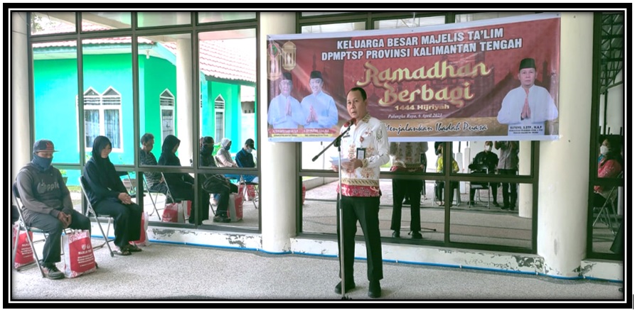 DPMPTSP Prov. Kalteng Laksanakan Kegiatan Ramadan Berbagi Dengan Bagikan Bingkisan