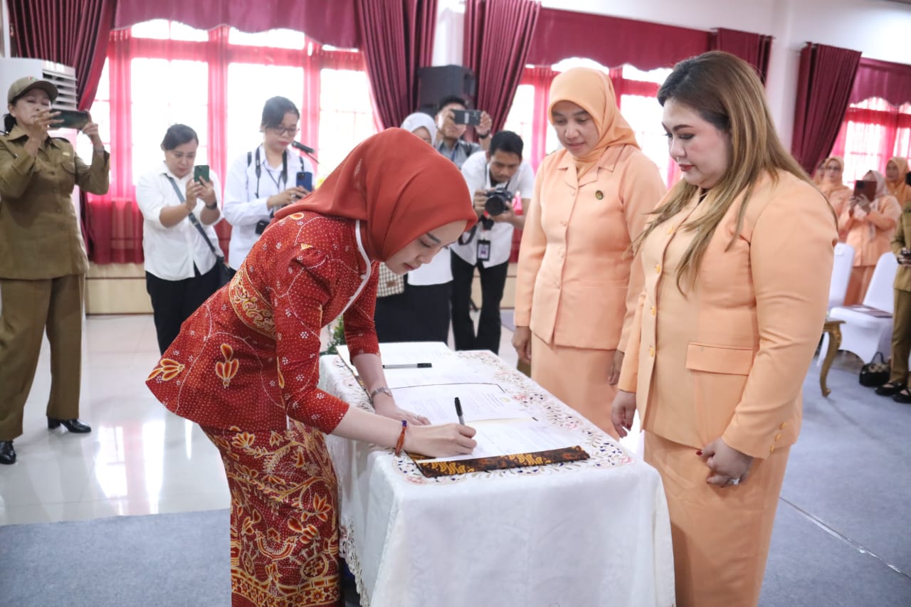 Ketua TP-PKK Prov. Kalteng Aisyah Thisia Agustiar Sabran Pimpin Serah Terima Jabatan Plt. Ketua Dharma Wanita Persatuan Prov. Kalteng