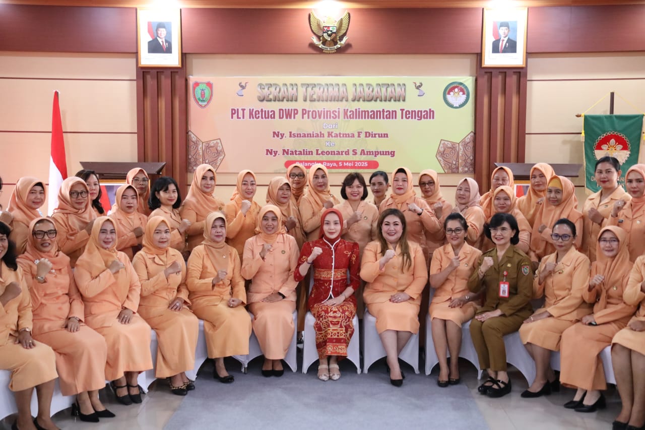 Ketua TP-PKK Prov. Kalteng Aisyah Thisia Agustiar Sabran Pimpin Serah Terima Jabatan Plt. Ketua Dharma Wanita Persatuan Prov. Kalteng