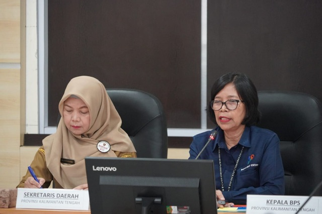 Asisten Ekbang Sri Widanarni Hadiri Konferensi Pers Berita Resmi Statistik BPS Prov. Kalteng