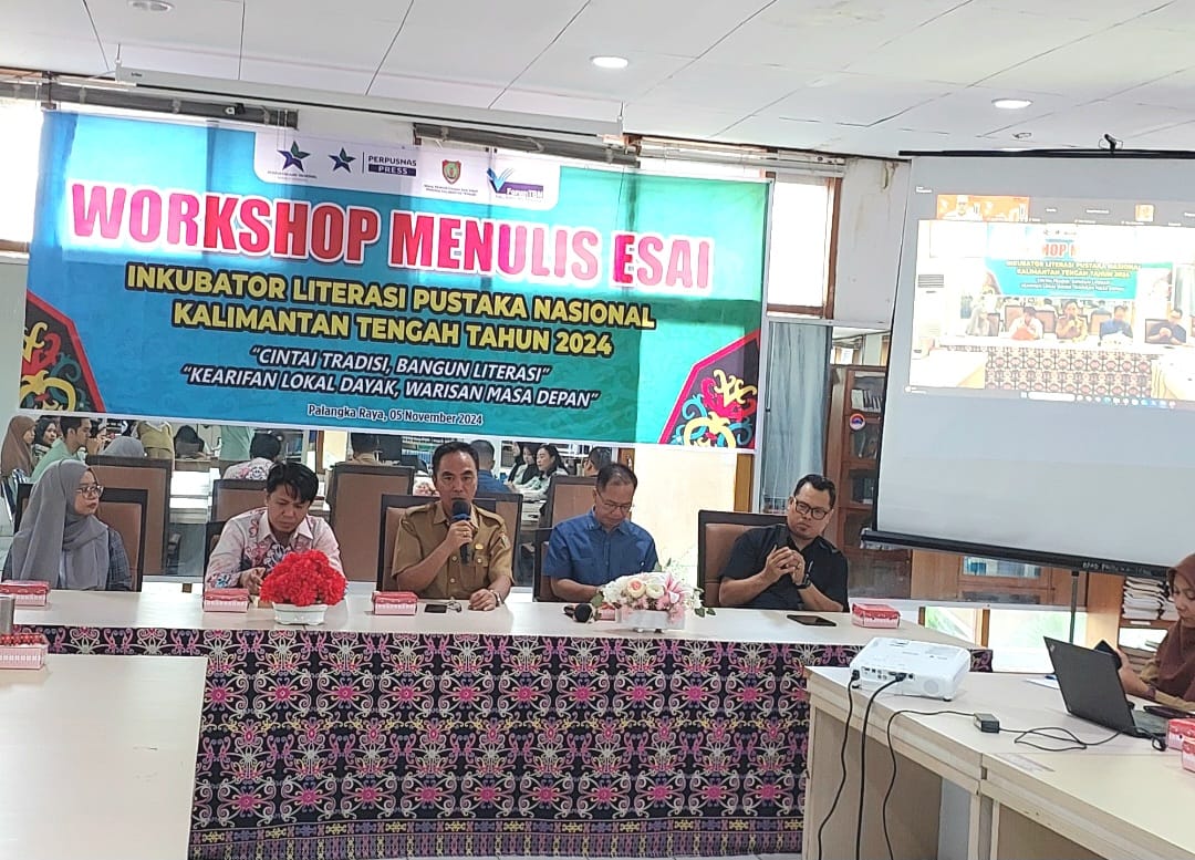 Plh. Kadispursip Kalteng Arthur Mukkun Buka Workshop Menulis Esai