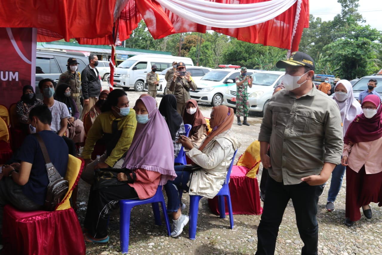 Wagub Kalteng H. Edy Pratowo meninjau pelaksanaan vaksinasi massal : Vaksinisasi Harus Merata