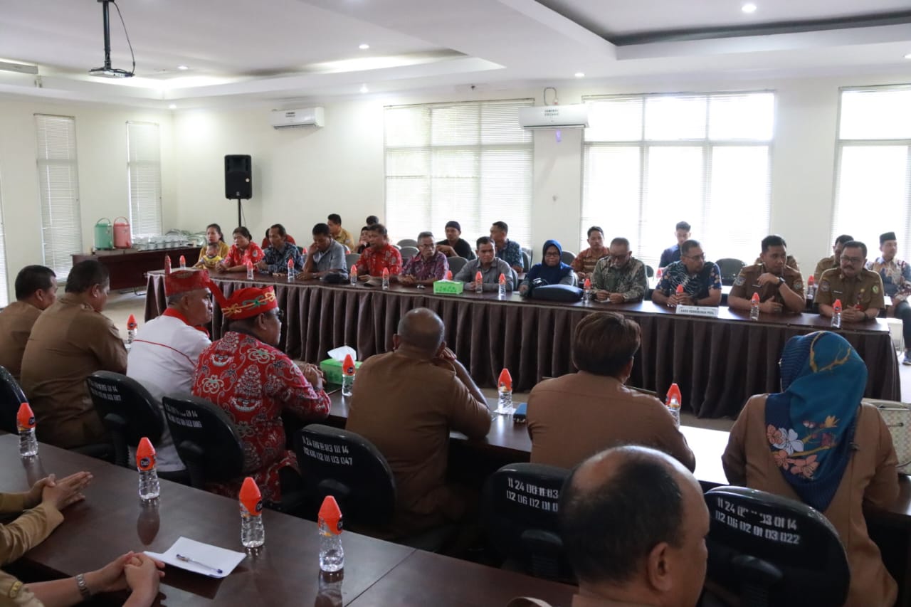 Wagub Kalteng Edy Pratowo Hadiri Penyerahan Secara Simbolis Realisasi Pembayaran Hasil Usaha Oleh PT. HMBP selaku Avalis kepada Koperasi Maju Bersama Bangkal