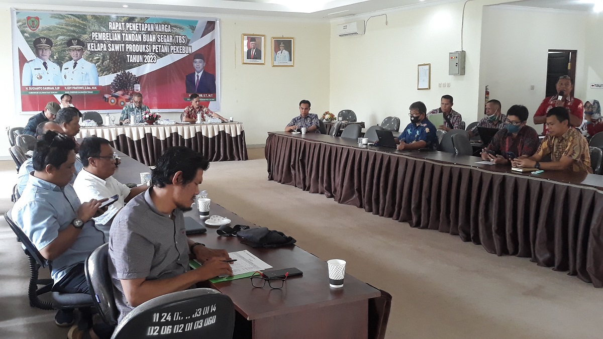 Disbun Prov. Kalteng Gelar Rapat Penetapan Harga TBS Kelapa Sawit Produksi Petani Pekebun