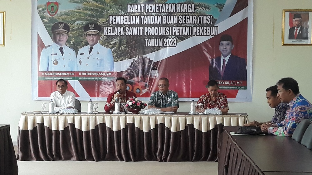 Disbun Prov. Kalteng Gelar Rapat Penetapan Harga TBS Kelapa Sawit Produksi Petani Pekebun