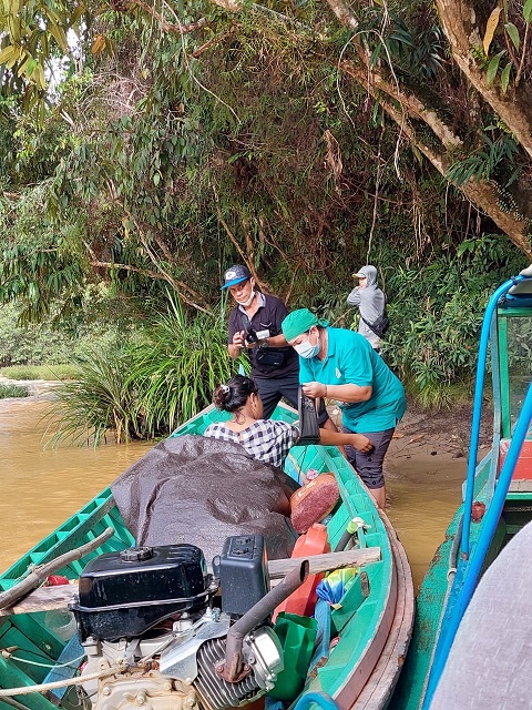 Tim Gabungan Antara Polsek Kahayan Hulu Utara Dan Tim Satgas Covid-19 Gelar Vaksinasi Di Atas Perahu