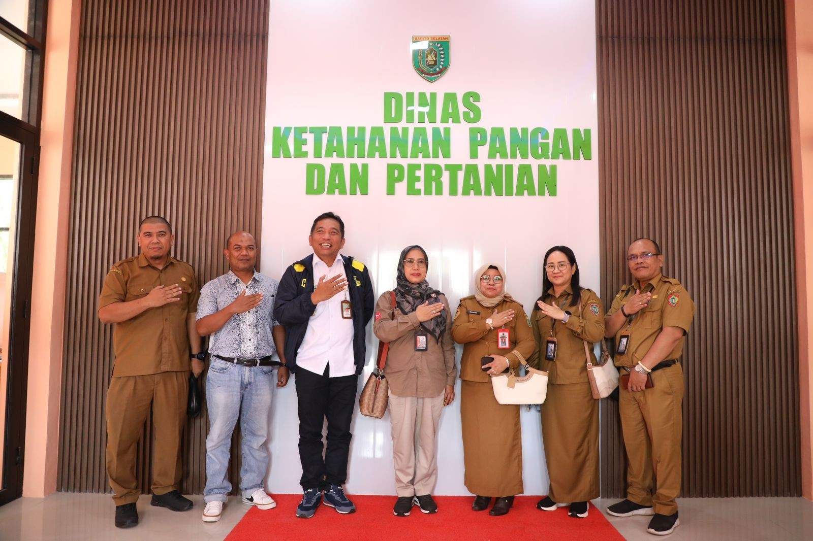 Kadis TPHP Sunarti Bersama Kepala Balai Veteriner Banjarbaru Putut Eko Wibowo Lakukan Kunjungan Kerja Untuk Serahkan Vaksin PMK