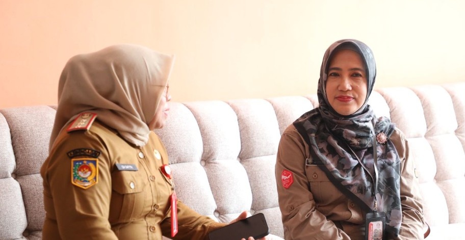 Kadis TPHP Sunarti Bersama Kepala Balai Veteriner Banjarbaru Putut Eko Wibowo Lakukan Kunjungan Kerja Untuk Serahkan Vaksin PMK