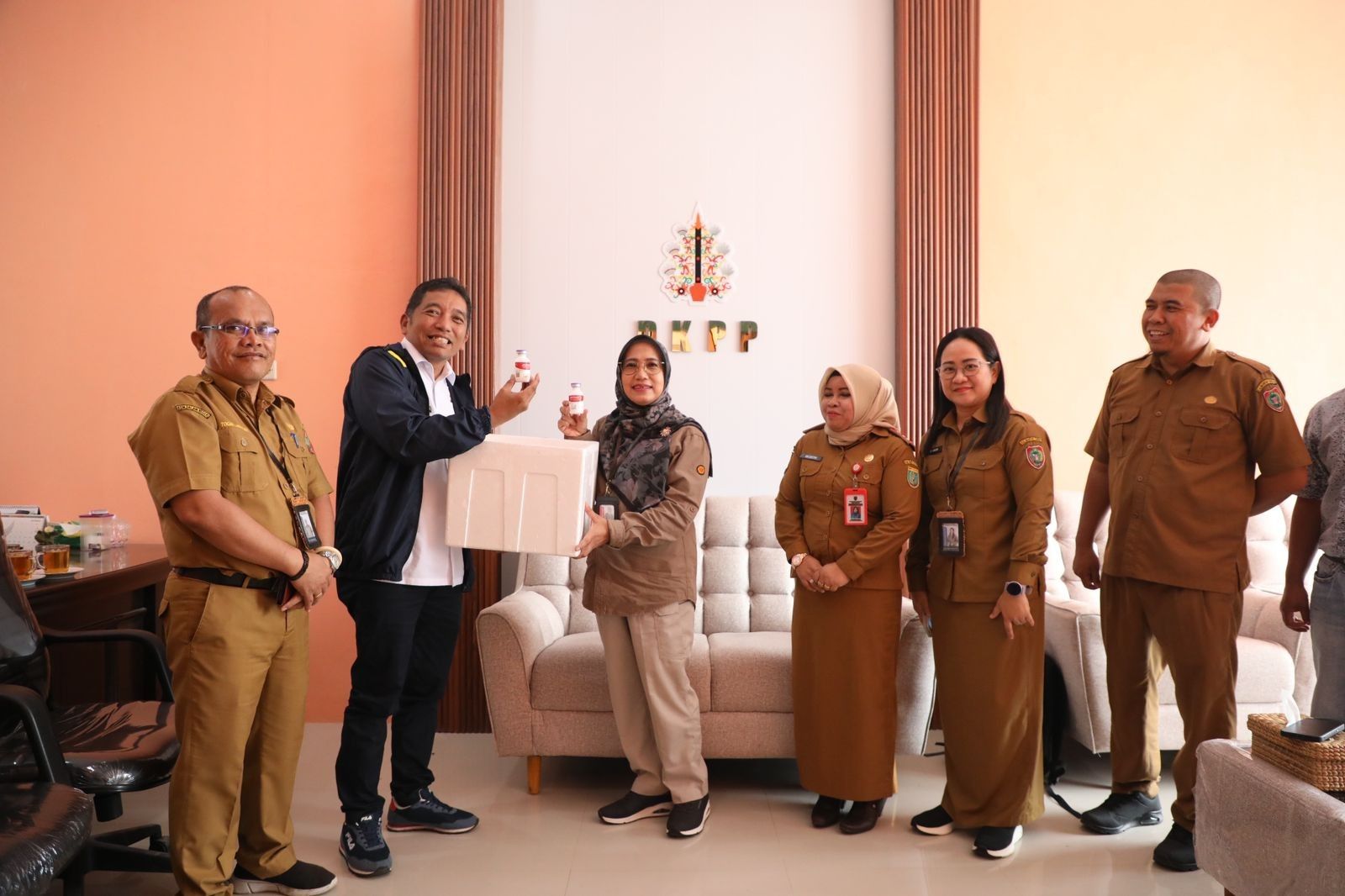 Kadis TPHP Sunarti Bersama Kepala Balai Veteriner Banjarbaru Putut Eko Wibowo Lakukan Kunjungan Kerja Untuk Serahkan Vaksin PMK
