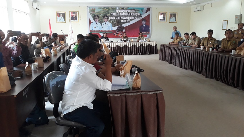 Disbun Prov. Kalteng Gelar Rapat Penetapan Harga TBS Kelapa Sawit Produksi Pekebun