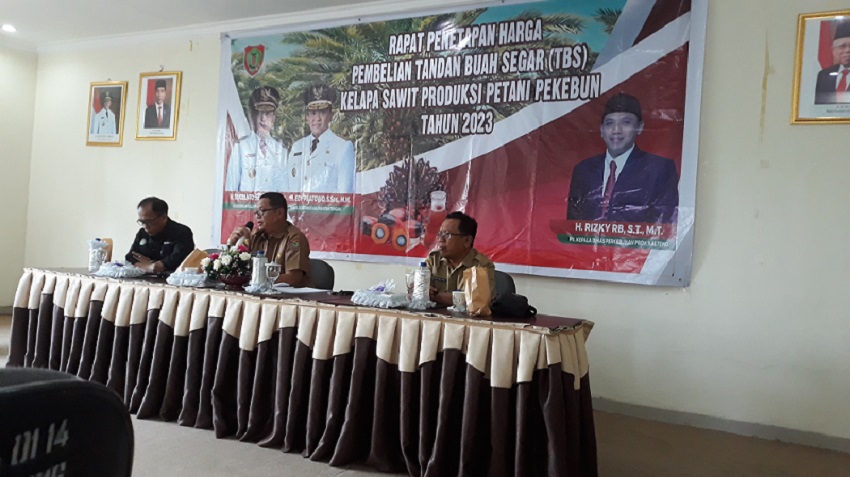 Disbun Prov. Kalteng Gelar Rapat Penetapan Harga TBS Kelapa Sawit Produksi Pekebun