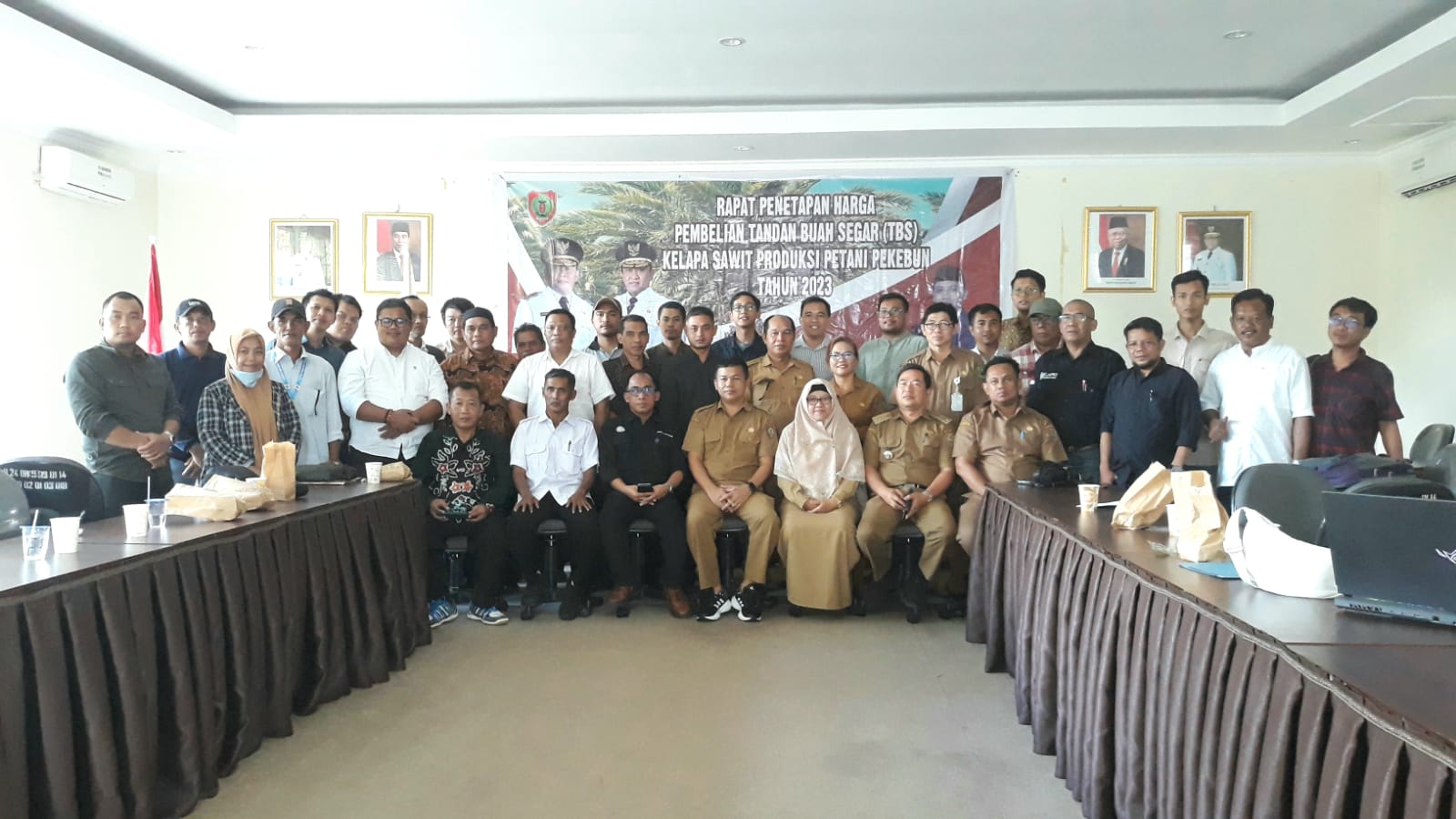 Dinas Perkebunan Prov. Kalteng Gelar Rapat Penetapan Harga TBS Kelapa Sawit Produksi Pekebun Periode Bulan November 2023