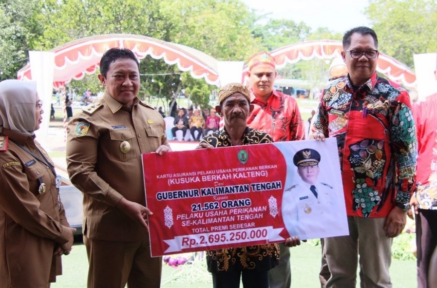 Gubernur Kalteng Berikan Santunan Kecelakaan Bagi Pelaku Usaha Perikanan