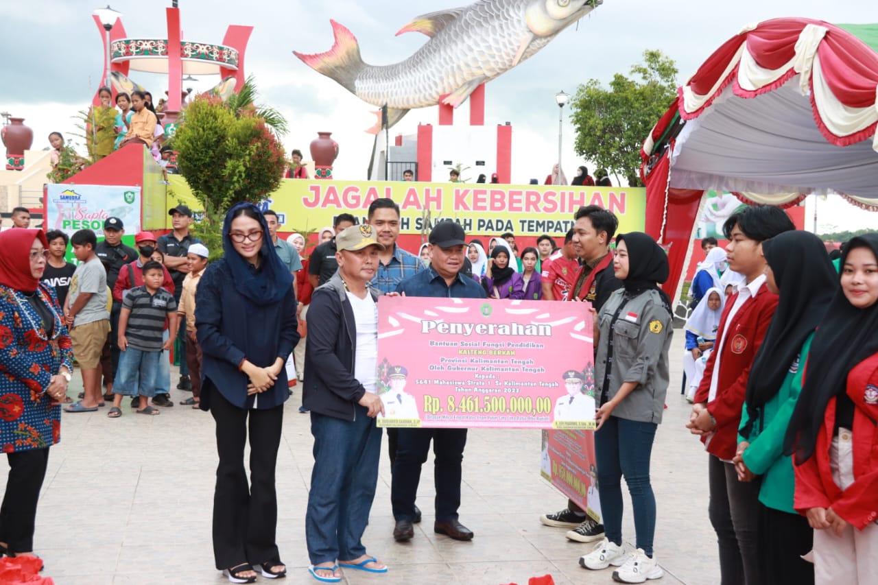 Gubernur Kalteng Sugianto Sabran Salurkan Bansos Sekaligus Launching Bantuan Sosial Fungsi Pendidikan Kalteng BERKAH