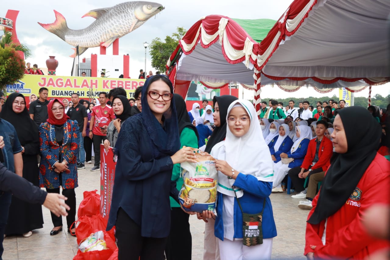 Gubernur Kalteng Sugianto Sabran Salurkan Bansos Sekaligus Launching Bantuan Sosial Fungsi Pendidikan Kalteng BERKAH