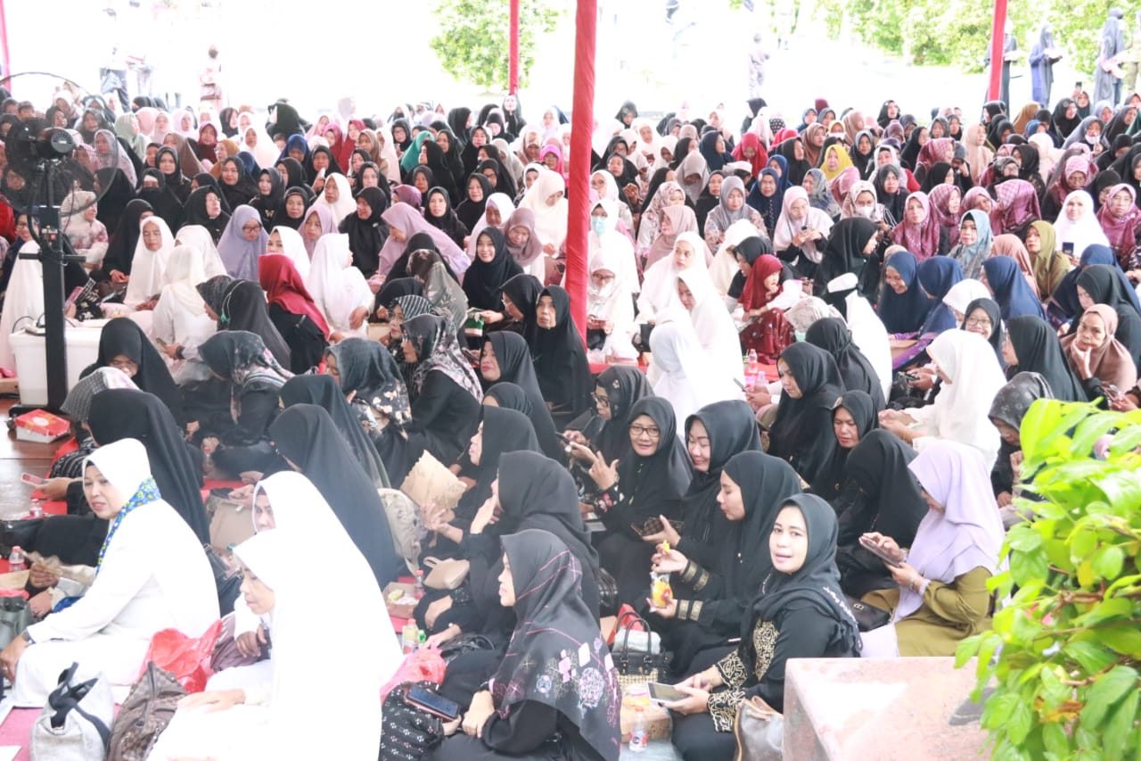 Gubernur Kalteng dan Istri Gelar Pengajian dengan Penceramah Ustadz Maulana