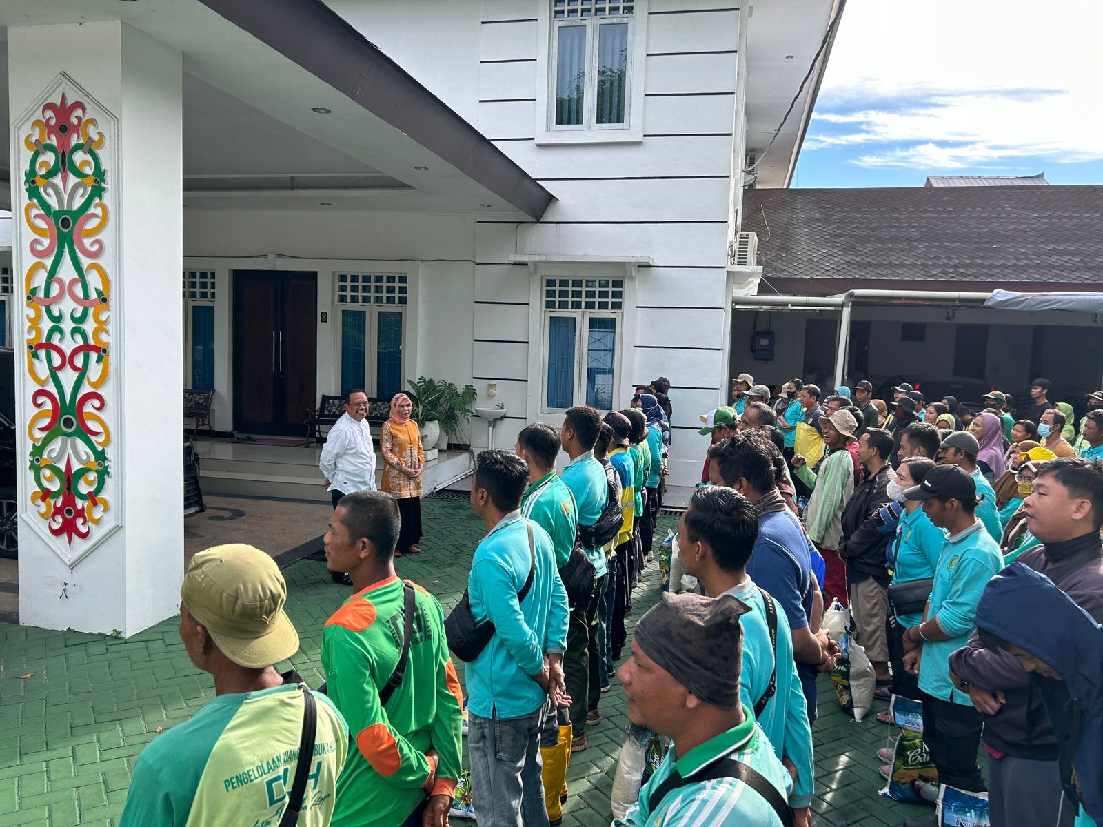 Sekda Nuryakin Berbagi Jumat Berkah Kepada Petugas Kebersihan