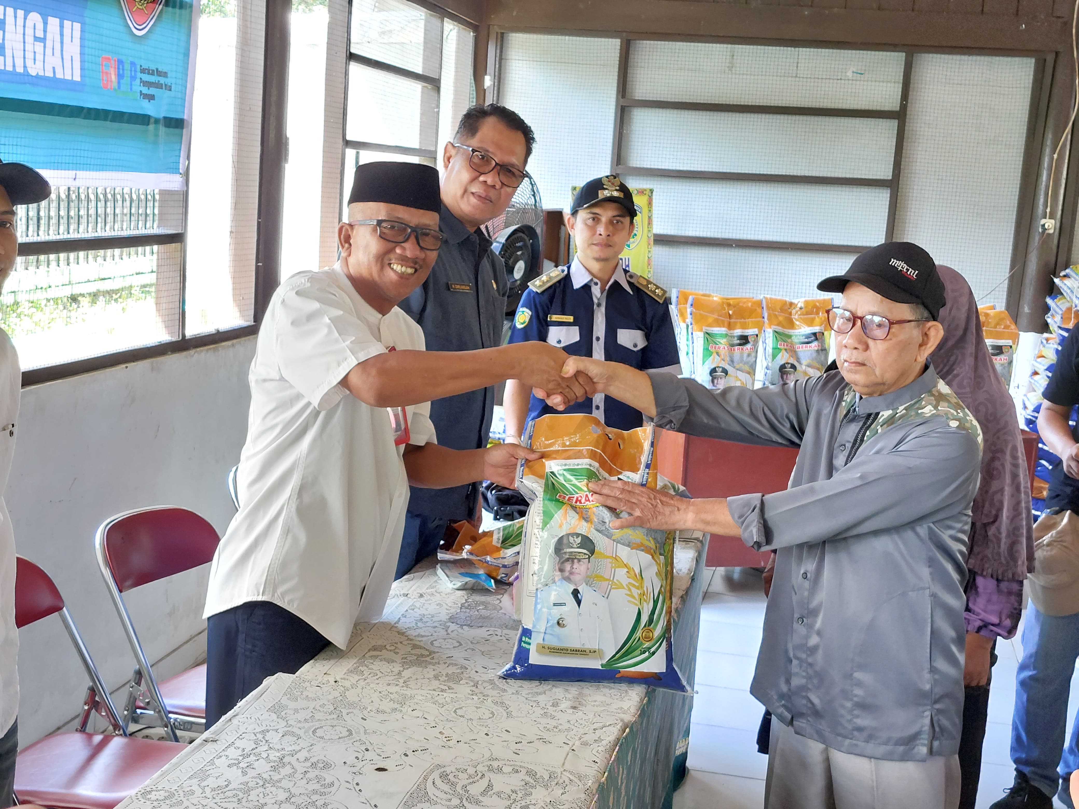 Kaban Kesbangpol Kalteng Katma F. Dirun Buka Pasar Murah