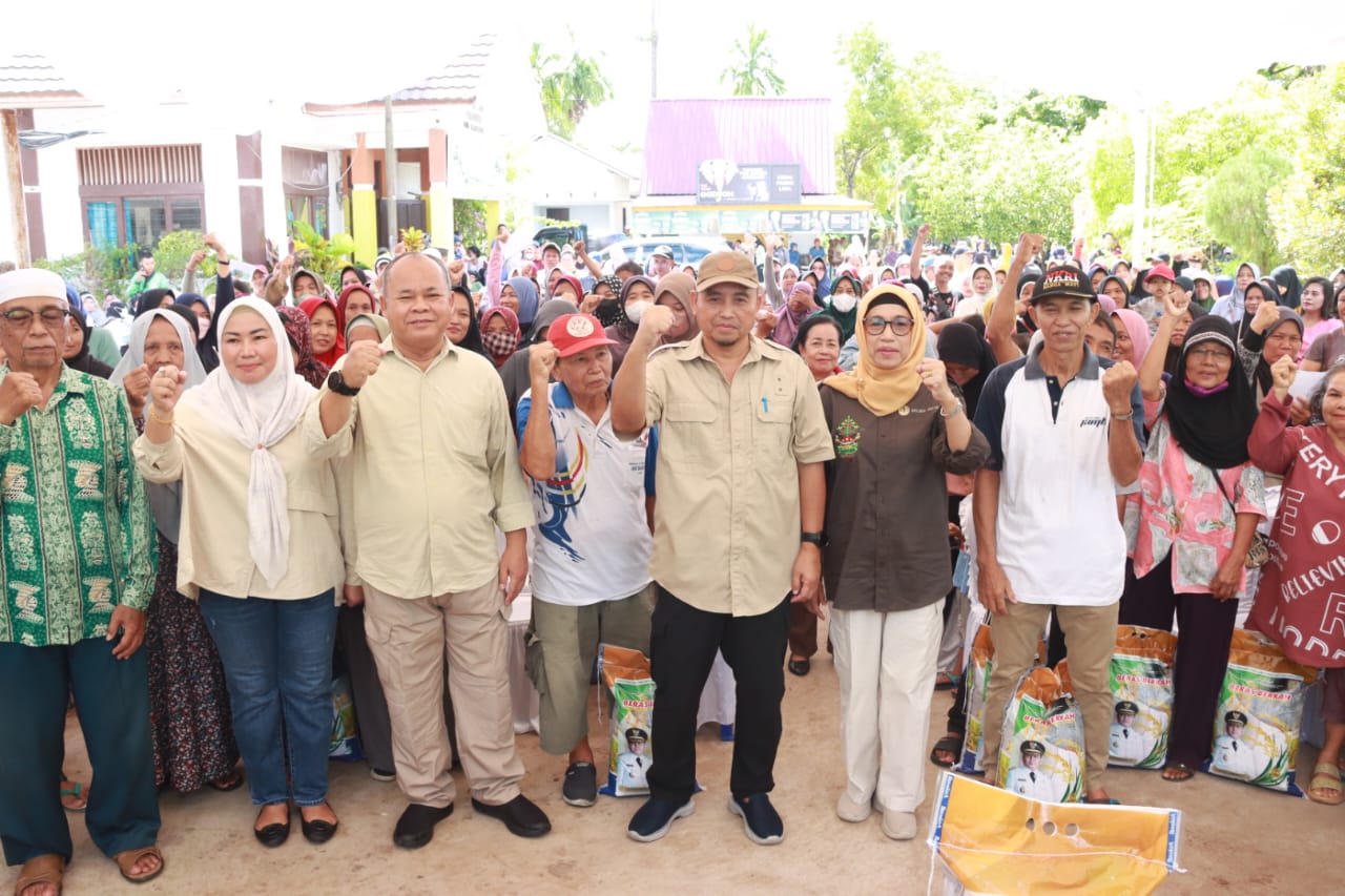 Asisten Adum Sri Suwanto Salurkan 35 Ton atau 3500 Paket Beras pada Pasar Murah