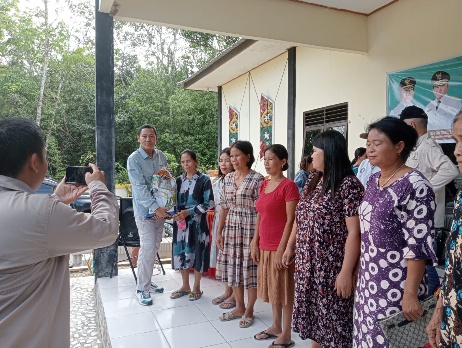 Sahli Yuas Elko Wakili Gubernur Buka Pasar Murah di Desa Tampelas