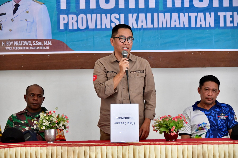 Kepala Bappedalitbang Leonard S. Ampung Wakili Gubernur Kalteng Buka Pasar Murah Prov. Kalteng di Kantor Kecamatan Tewah