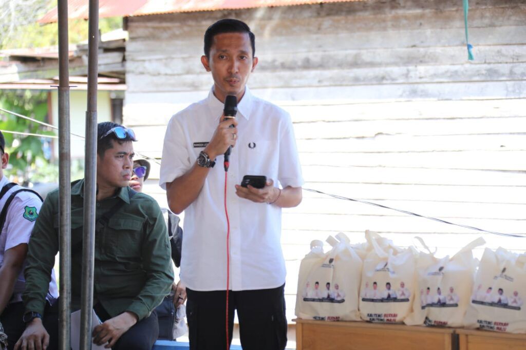 Gubernur Kalteng Agustiar Sabran Bersama Wagub Kalteng Edy Pratowo Didampingi Plt. Kepala Disdagperin Tinjau Pelaksanaan Pasar Murah