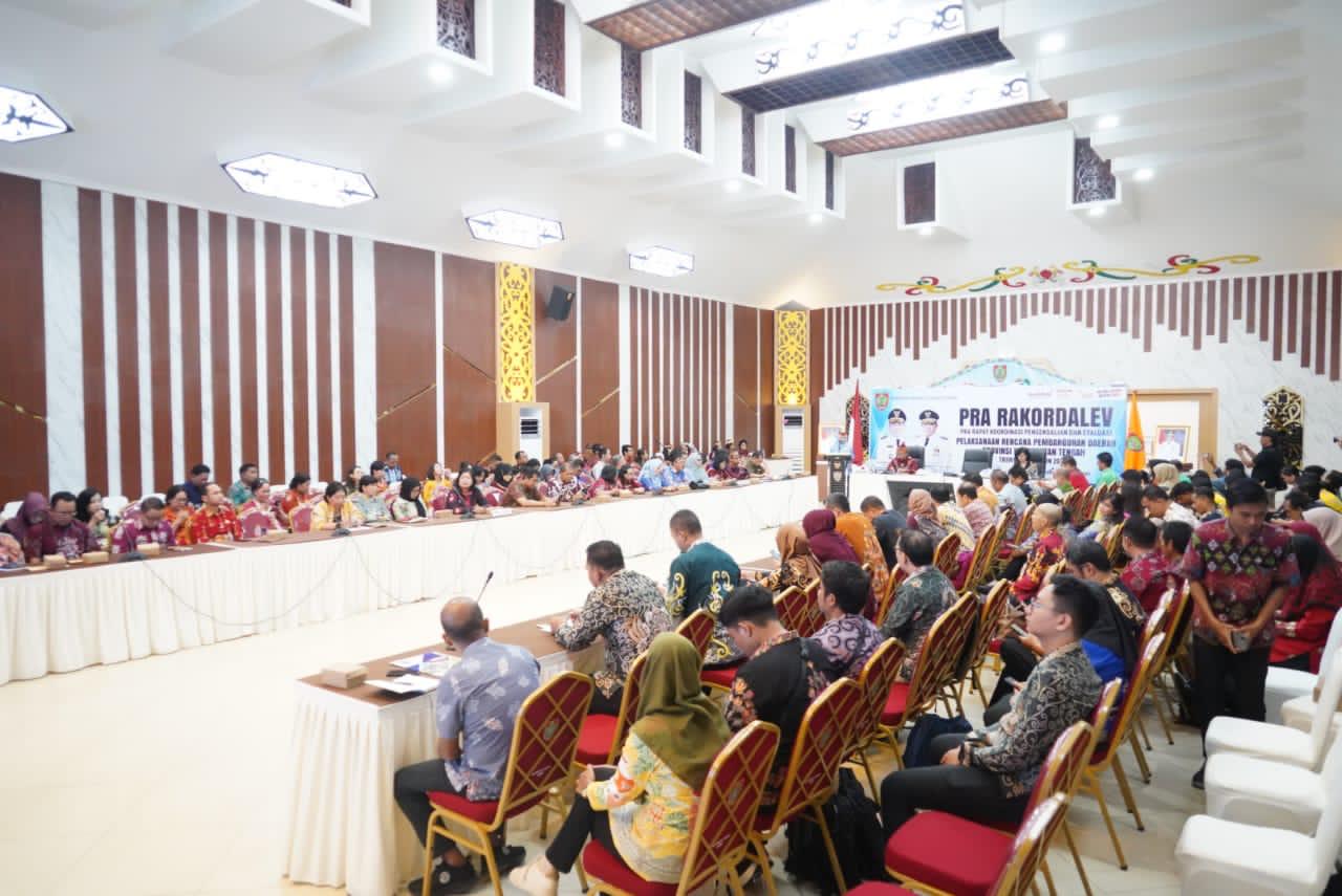 Asisten Ekbang Sri Widanarni Pimpin Pra Rakor Pengendalian dan Evaluasi Pelaksanaan Rencana Pembangunan Daerah Prov. Kalteng Triwulan I