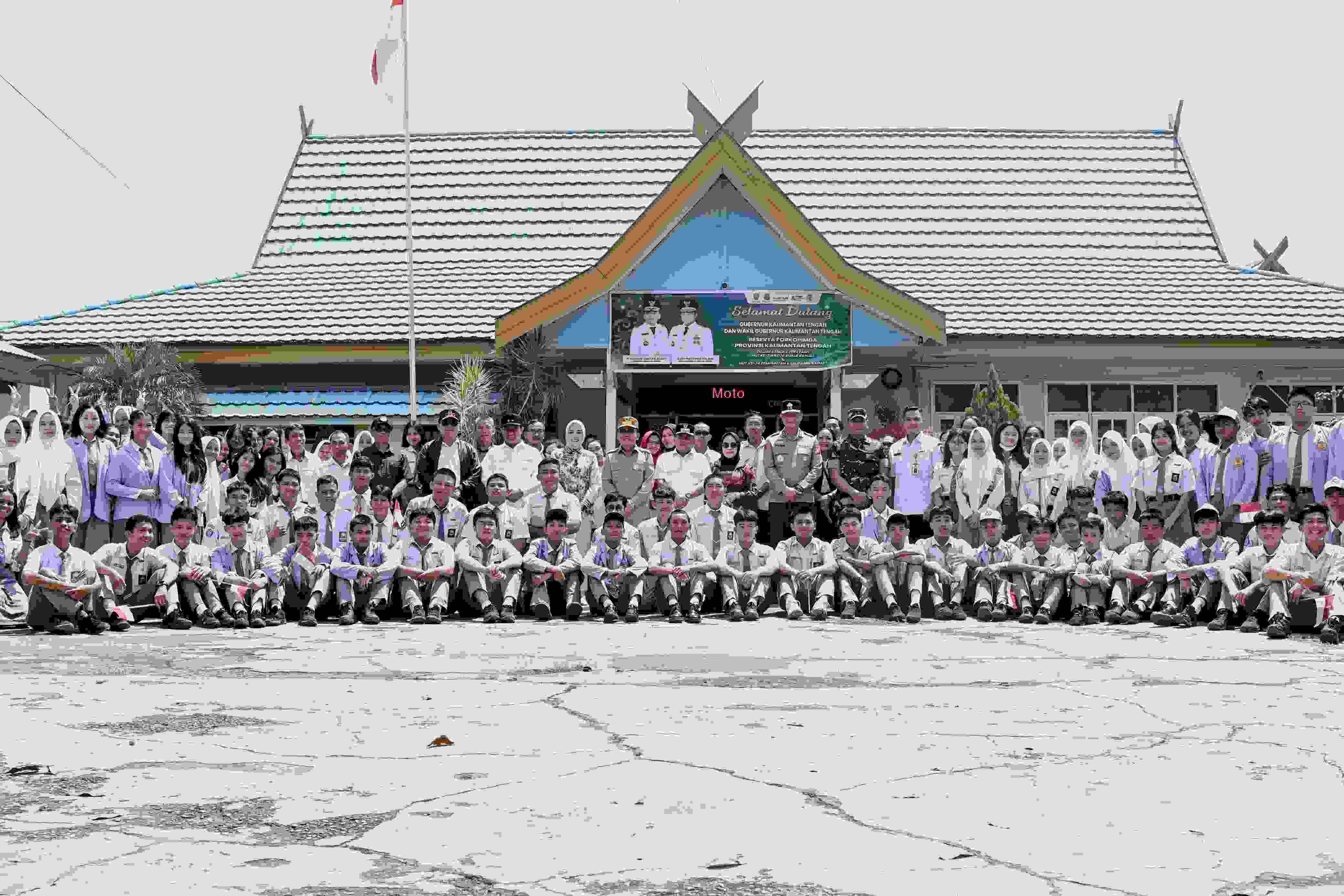 Gubernur Kalteng Agustiar Sabran dan Rombongan Disambut Hangat Oleh Pihak Sekolah dan Para Pelajar