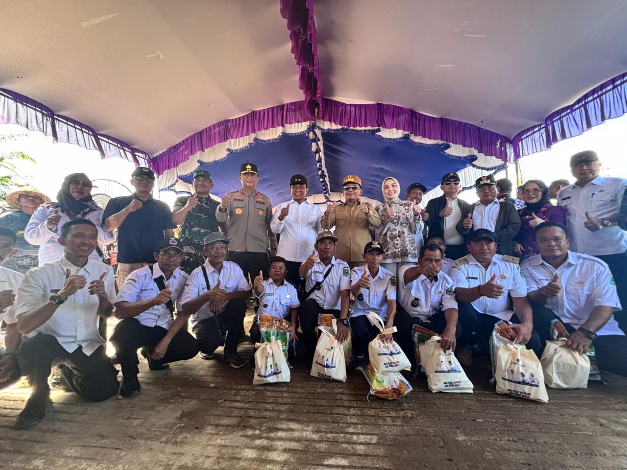 Wagub Kalteng Edy Pratowo Buka Pasar Murah di Desa Lupak Dalam