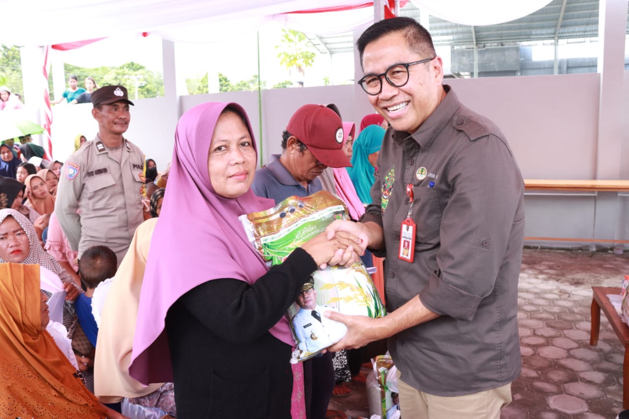 Kepala Bappedalitbang Prov. Kalteng Leonard S. Ampung Buka Pasar Murah