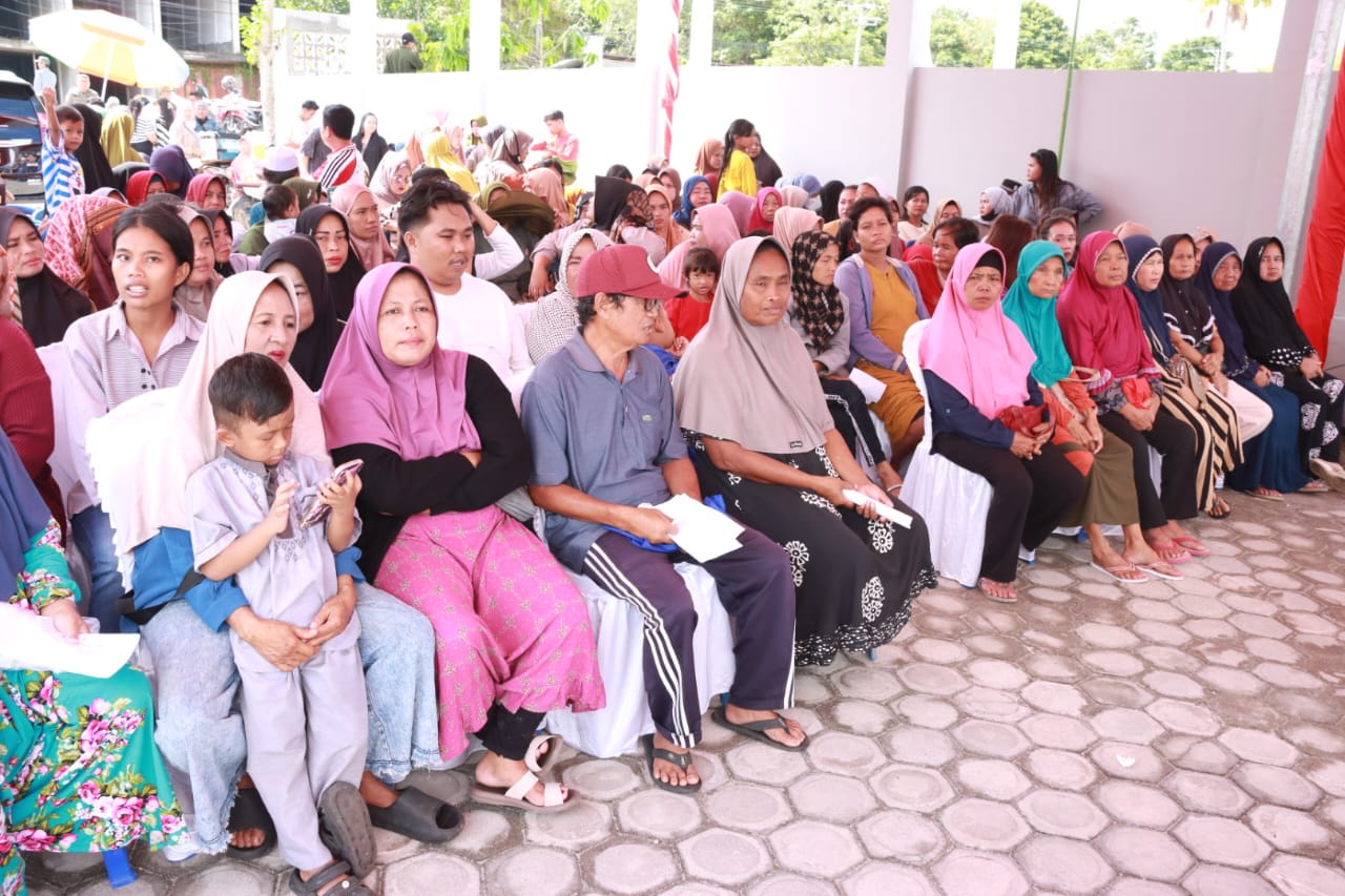 Kepala Bappedalitbang Prov. Kalteng Leonard S. Ampung Buka Pasar Murah