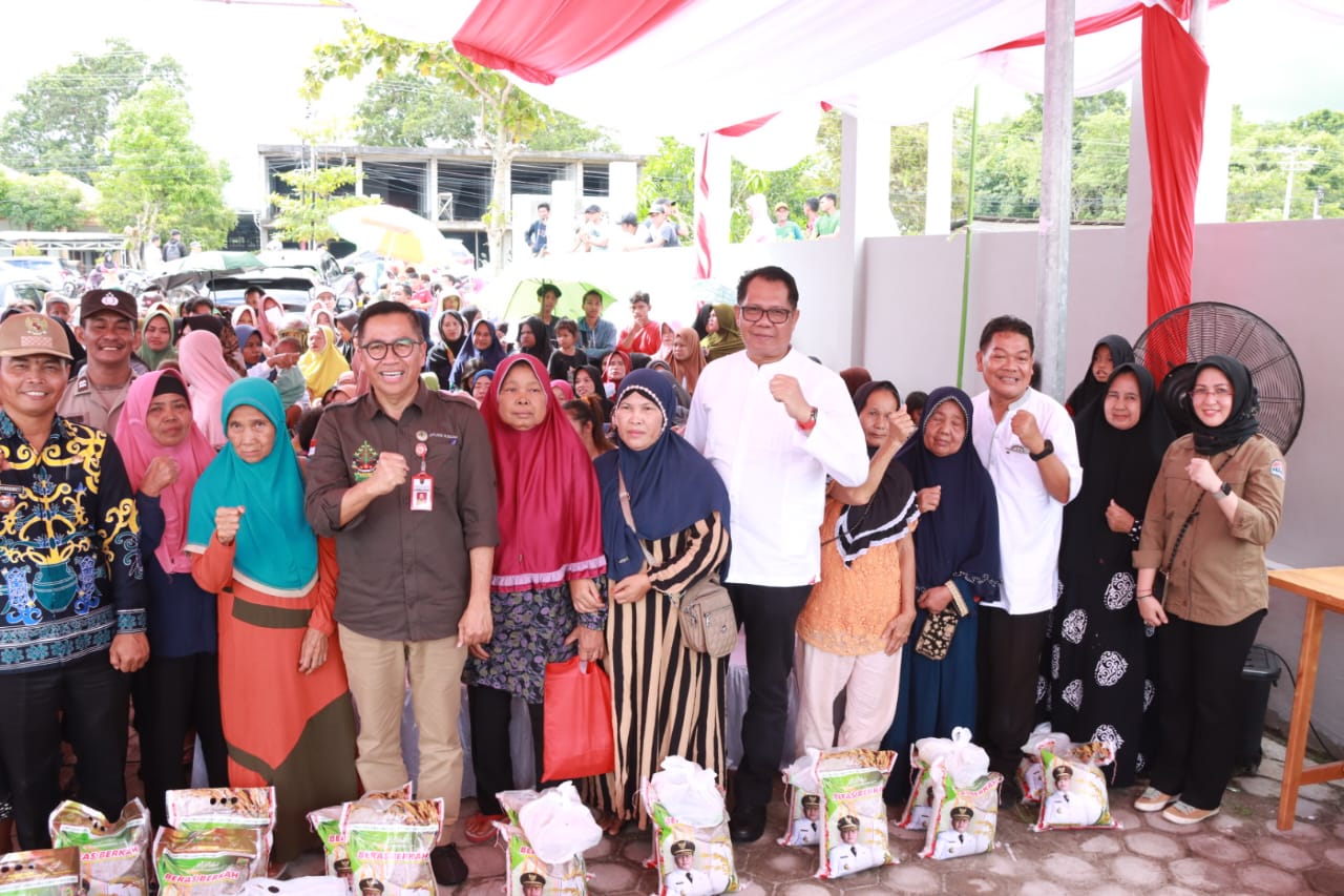 Kepala Bappedalitbang Prov. Kalteng Leonard S. Ampung Buka Pasar Murah