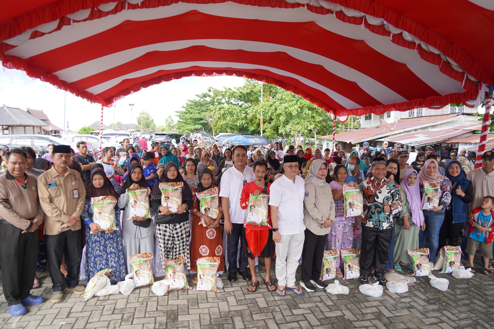 Kepala Dinas PMD Prov. Kalteng Aryawan Buka Pasar Murah