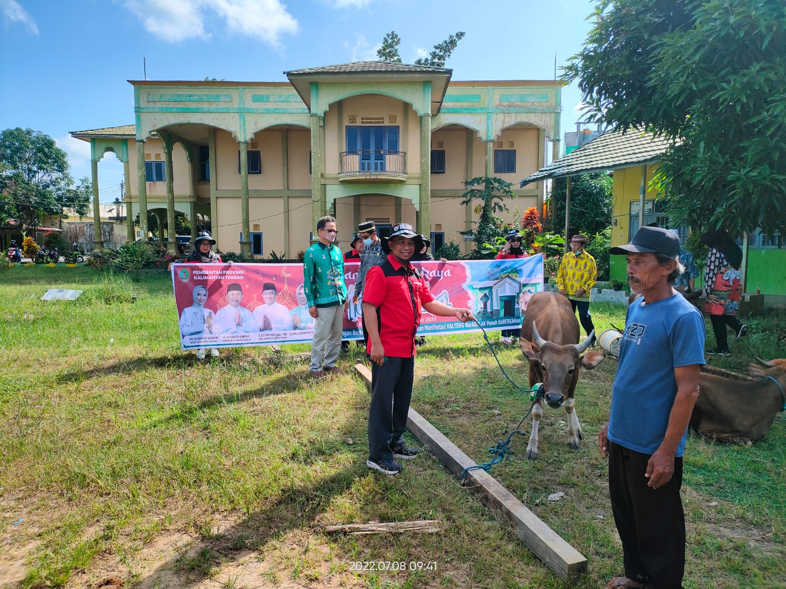 Gubernur Kalteng Serahkan Bantuan Hewan Kurban Sapi Untuk Kab. Kapuas