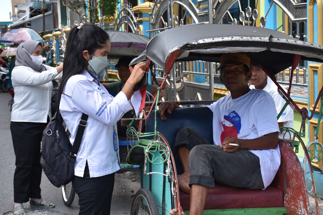 Diskominfo Kapuas Lakukan Pembagian Bendera Merah Putih Kepada Masyarakat