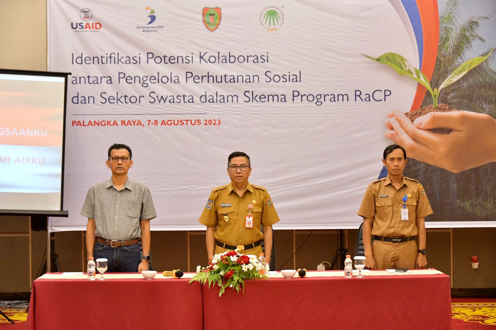 Kepala Bappedalitbang Prov. Kalteng Leonard S. Ampung Buka Acara Identifikasi Potensi Kolaborasi Antara Pengelola Perhutanan Sosial dan Sektor Swasta Dalam Mendukung Program Remediasi dan Kompensasi RSPO