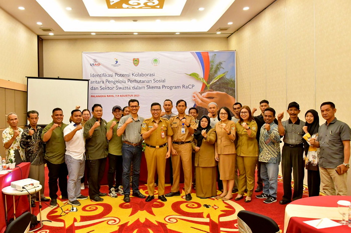 Kepala Bappedalitbang Prov. Kalteng Leonard S. Ampung Buka Acara Identifikasi Potensi Kolaborasi Antara Pengelola Perhutanan Sosial dan Sektor Swasta Dalam Mendukung Program Remediasi dan Kompensasi RSPO