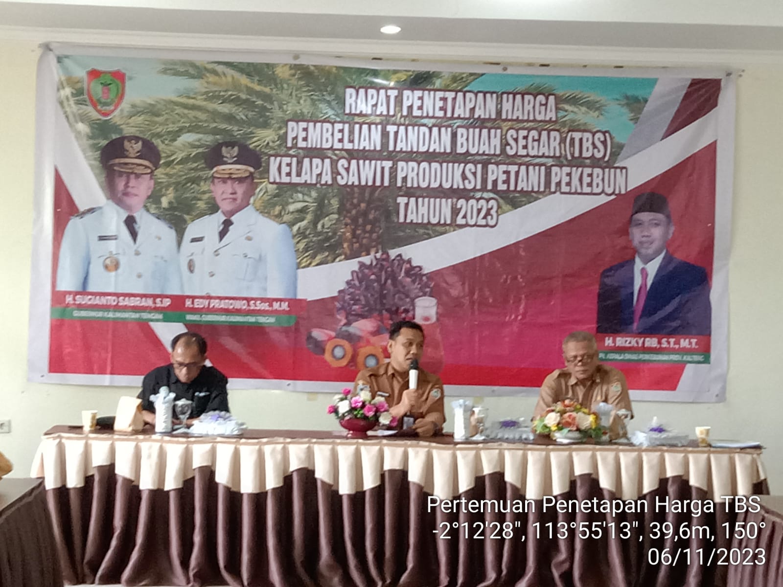 Plt. Kadisbun Prov. Kalteng Pimpin Rapat Penetapan Harga TBS Kelapa Sawit Produksi Pekebun